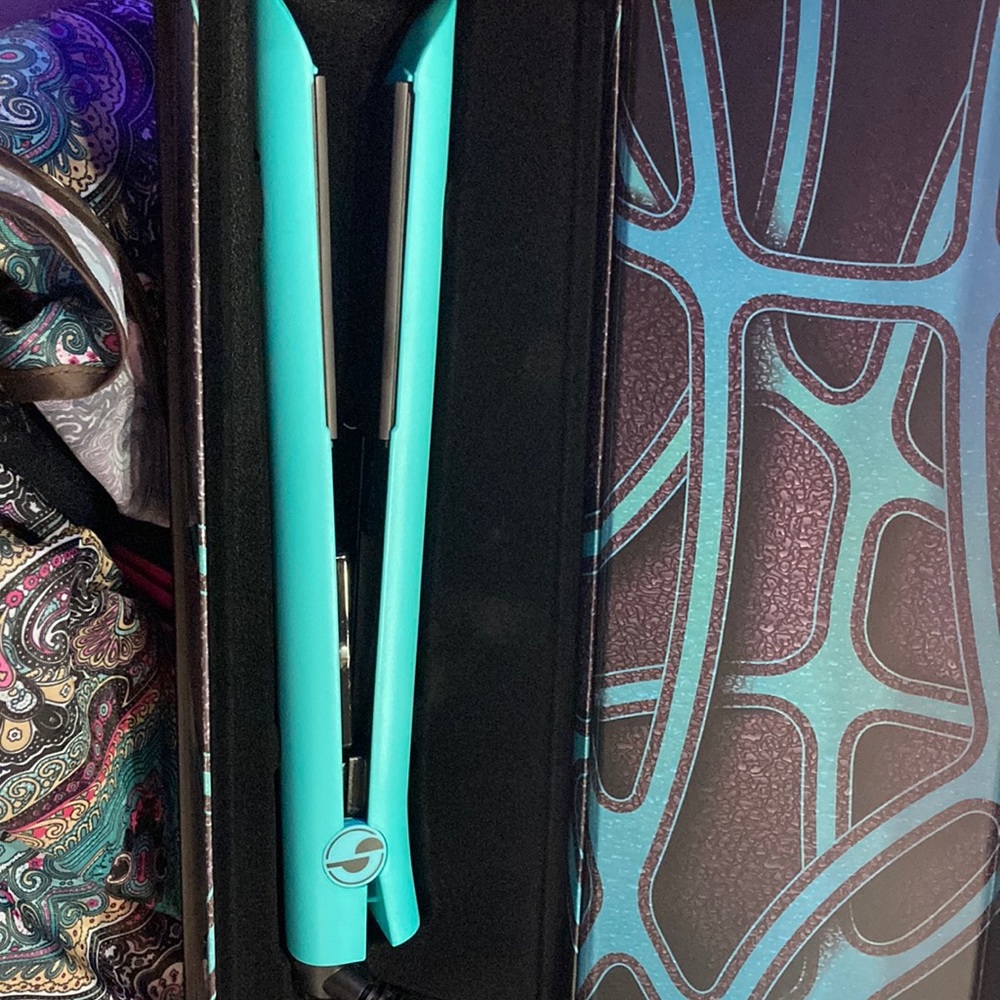 Never used far-infra straightener Original price $390. Open to negotiate!